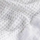 Roupão de banho com capuz em favo de mel de algodão e babado de linho - Plush Viadurini