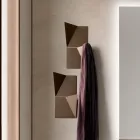 Cabideiro de parede Alisea em metal tricolor com detalhe inclinado Viadurini
