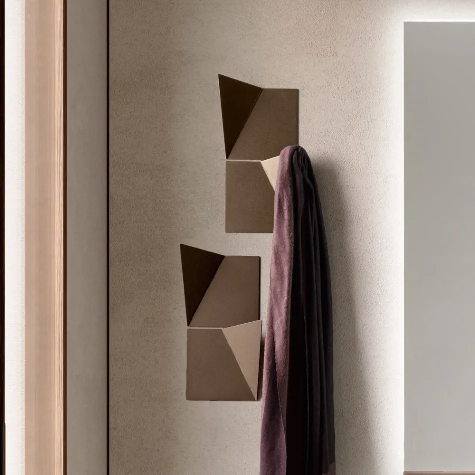 Cabideiro de parede Alisea em metal tricolor com detalhe inclinado Viadurini