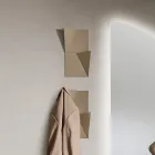Cabideiro de parede Alisea em metal tricolor com detalhe inclinado Viadurini