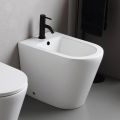 Bidê de chão Salice com furo único em cerâmica branca e design moderno e elegante.