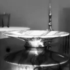 Peça central em Brezza della Versilia Mármore e metal feito na Itália - Amabile Viadurini