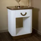 Mesa de cabeceira de madeira decorada com linhas em relevo com gaveta e prateleira - Rachel Viadurini