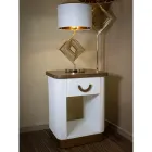 Mesa de cabeceira de madeira decorada com linhas em relevo com gaveta e prateleira - Rachel Viadurini