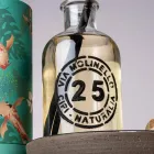 Composição de móveis de banheiro amarelo com acessórios coloridos - Sylviane Viadurini