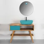 Composição de banheiro azul com armário e acessórios em teca - Sylviane Viadurini