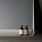 Conjunto para banheiro com 2 gavetas e 2 compartimentos abertos, espelho e pia - Magnólia Viadurini