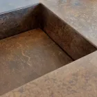 Conjunto para banheiro com 2 gavetas e 2 compartimentos abertos, espelho e pia - Magnólia Viadurini