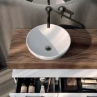 Conjunto para banheiro com 2 gavetas, espelho e pia de resina branca - Magnólia Viadurini