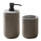 Composição de banheiro cinza com espelho, armário de teca e acessórios - Patryk Viadurini