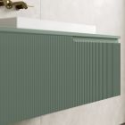 Composição de banheiro verde sálvia com lavatório de resina fabricado na Itália - Artemide Viadurini