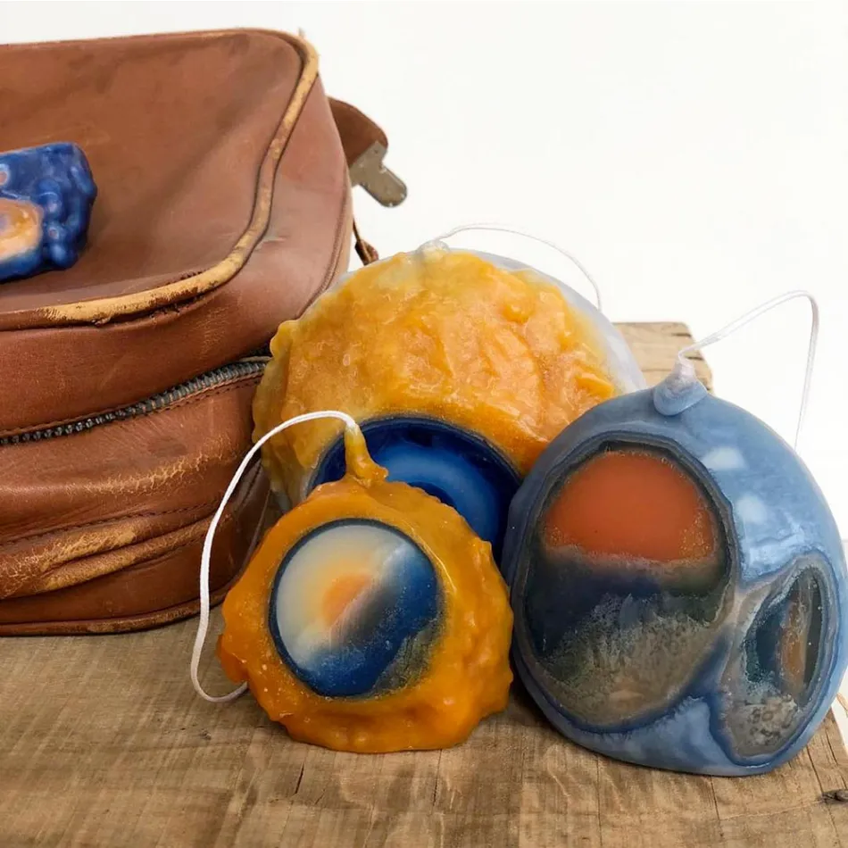 Composição de 3 Velas de Cera Coloridas, Peças Únicas, Fabricadas na Itália - Dela Viadurini