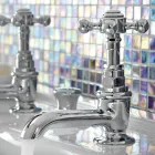 Par de torneiras para lavatório de latão com design vintage fabricadas na Itália - Elisea Viadurini