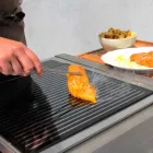 Cozinha ao ar livre moderna com rodas de madeira e aço - Buoncalliope Viadurini