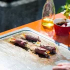 Cozinha moderna sobre rodas para jardim ao ar livre em madeira e aço - Calliope Viadurini