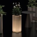 Vaso de coluna em polietileno com iluminação bicolor, fabricado na Itália - Barbia