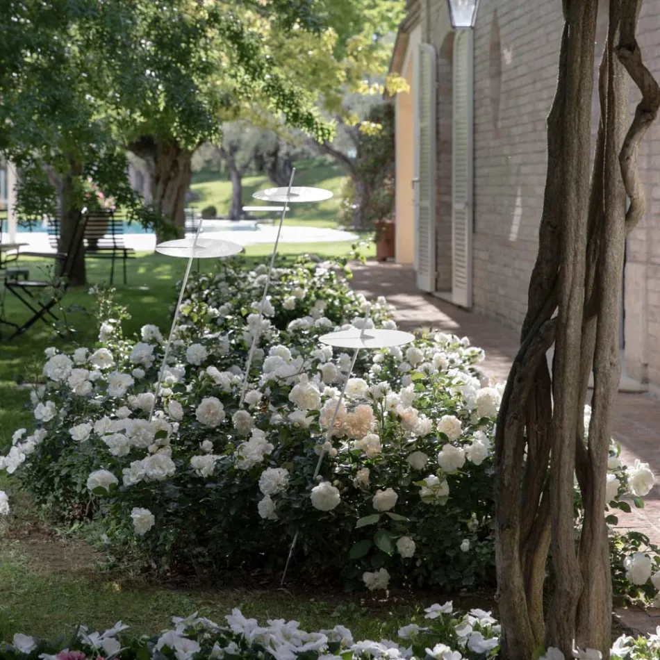 Candeeiro de pé de jardim com design branco de alumínio e folha de nenúfar - Cipriam Viadurini