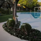 Candeeiro de pé de jardim com design branco de alumínio e folha de nenúfar - Cipriam Viadurini