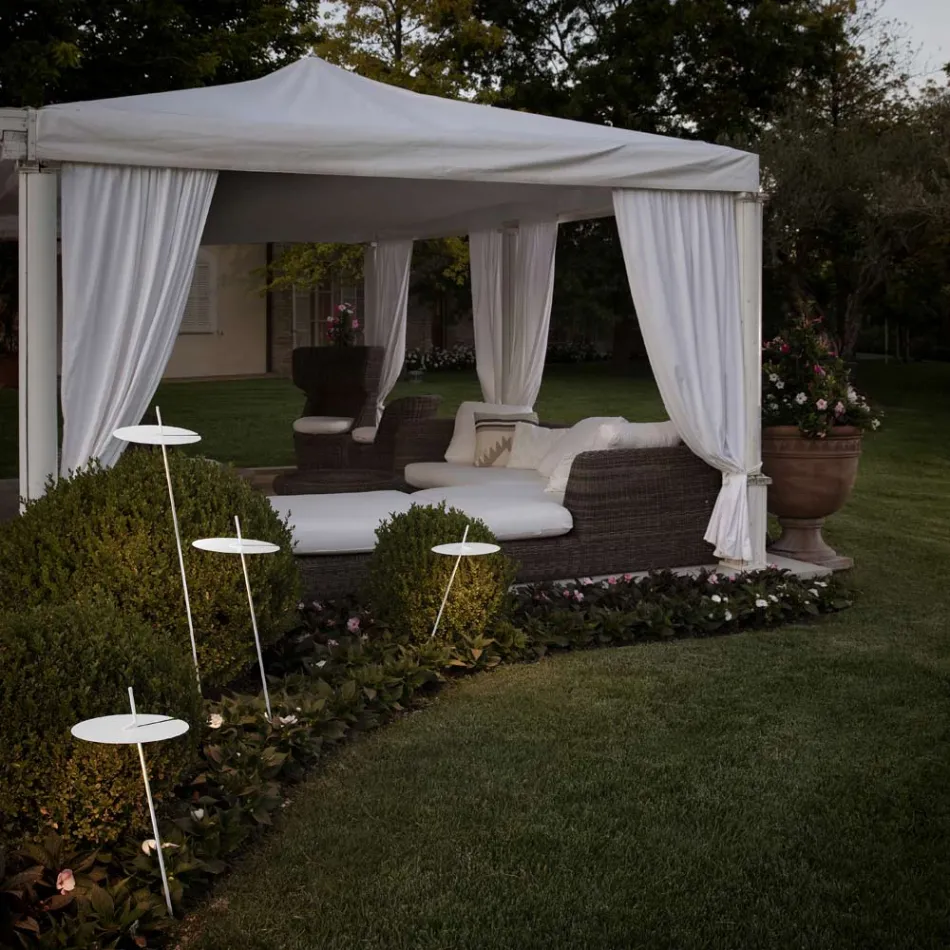 Candeeiro de pé de jardim com design branco de alumínio e folha de nenúfar - Cipriam Viadurini