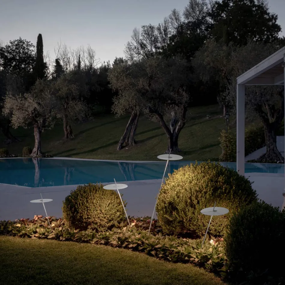 Candeeiro de pé de jardim com design branco de alumínio e folha de nenúfar - Cipriam Viadurini