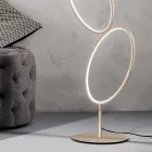 Candeeiro de chão de metal com acabamento dourado com LED regulável - Raissa Viadurini