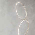 Candeeiro de chão de metal com acabamento dourado com LED regulável - Raissa Viadurini