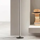 Luminária de chão em metal pintado de preto com luz led - laranja Viadurini