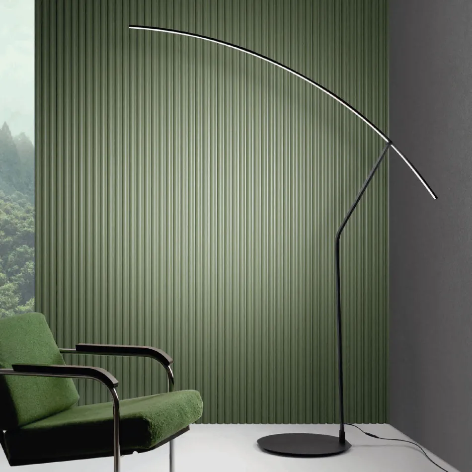 Luminária de Pé em Metal Pintado em Diferentes Cores e LED Regulável - Maple Viadurini