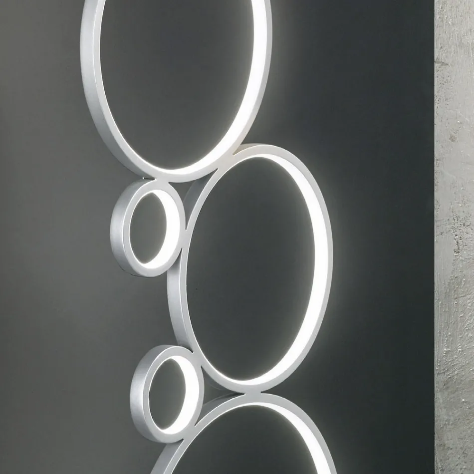 Candeeiro de pé LED moderno em ouro ou metal pintado de prata - Punto Viadurini