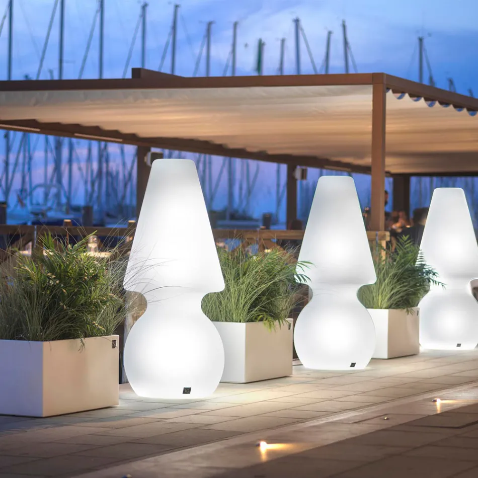 Luminária de chão externa Alvarez com luz LED em polietileno, fabricada na Itália. Viadurini