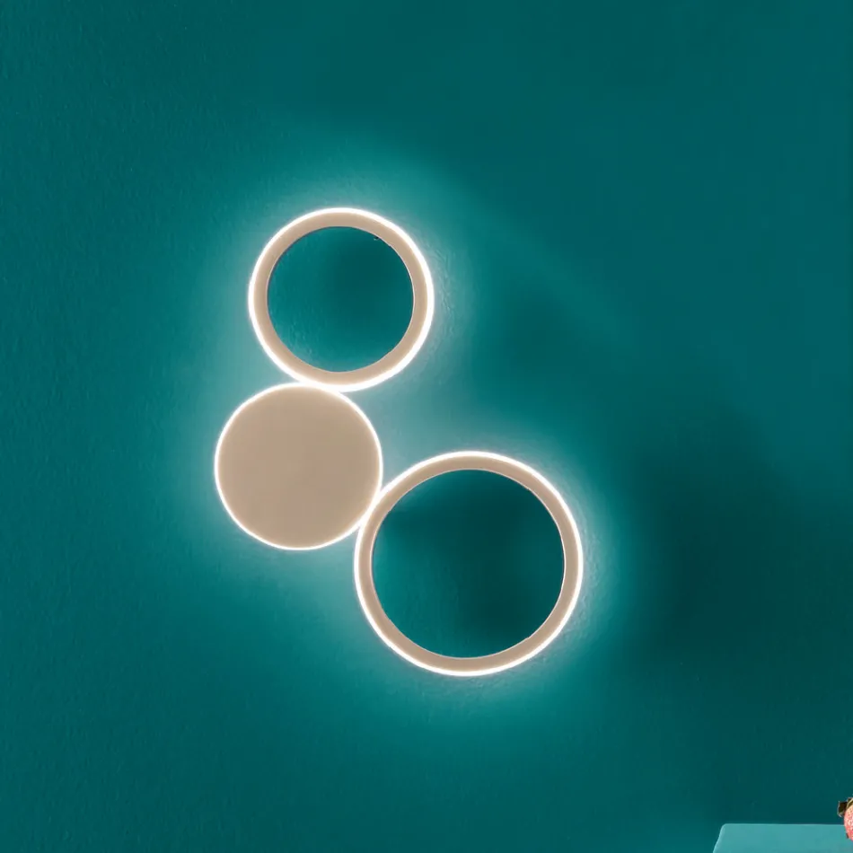 Candeeiro de parede LED moderno com estrutura metálica pintada a ouro - Punto Viadurini