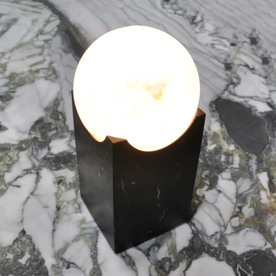 Candeeiro Retangular com Esfera Branca e Base de Mármore Fabricado na Itália - Koshi Viadurini