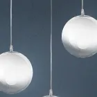 Lustre linear Isotta de quatro luzes em vidro branco, fabricado na Itália. Viadurini