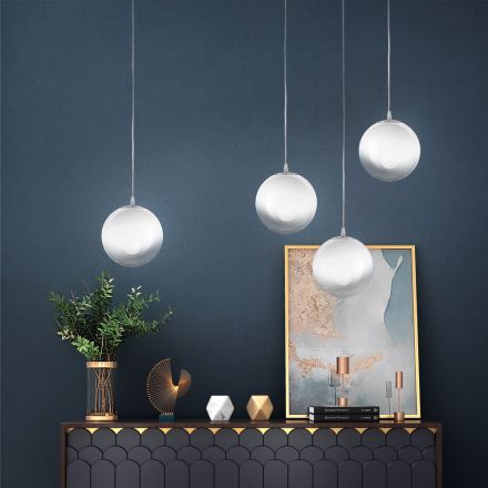 Lustre linear Isotta de quatro luzes em vidro branco, fabricado na Itália. Viadurini
