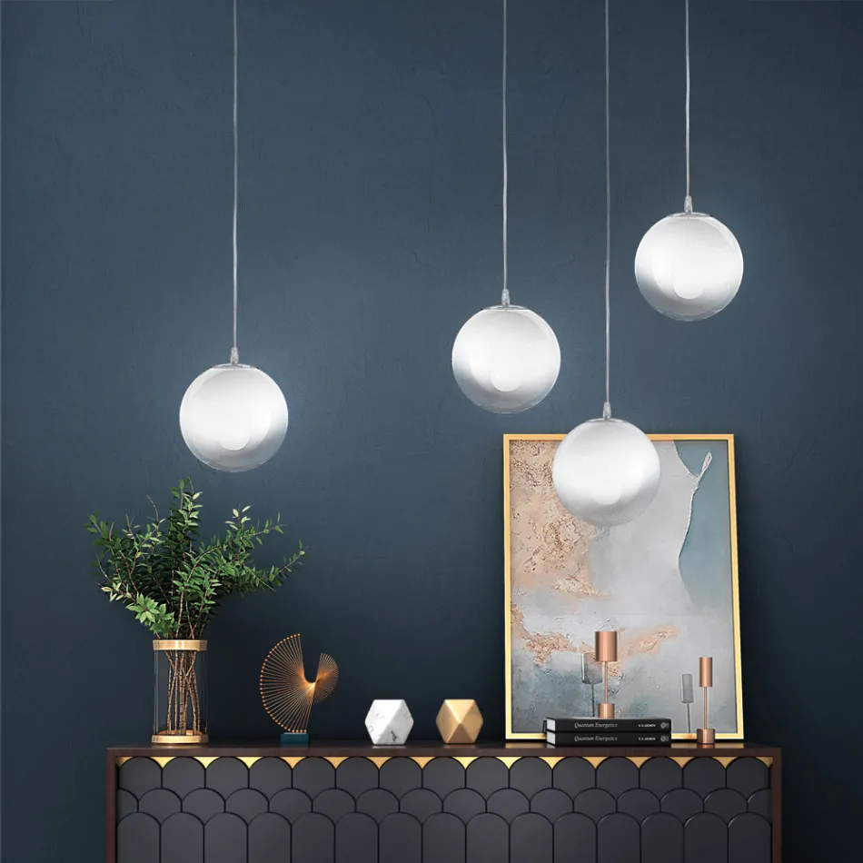 Lustre linear Isotta de quatro luzes em vidro branco, fabricado na Itália. Viadurini