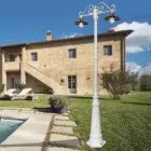 Poste de luz 2 luzes estilo vintage em alumínio e latão fabricado na Itália - Adela Viadurini