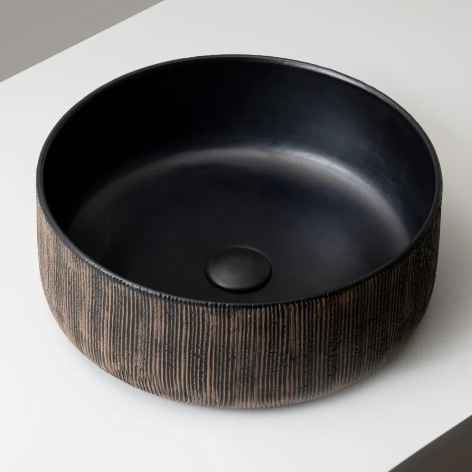 Lavatório de bancada Balance, em terra vermelha natural, com acabamento manual. Viadurini