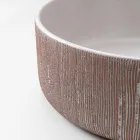 Lavatório de bancada Balance, em terra vermelha natural, com acabamento manual. Viadurini