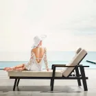 Espreguiçadeira de alumínio e apoios de braços de teca com apoio de cabeça - Moira Viadurini