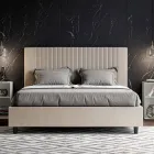 Cama de 160x200 cm com cabeceira decorada com linhas verticais, fabricada na Itália - Pattini Viadurini