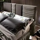 Cama de casal estofada moderna com dobras ou design acolchoado - Thomas Viadurini