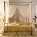 Cama de casal com estribo de ferro tubular coordenado Made in Italy - Chic