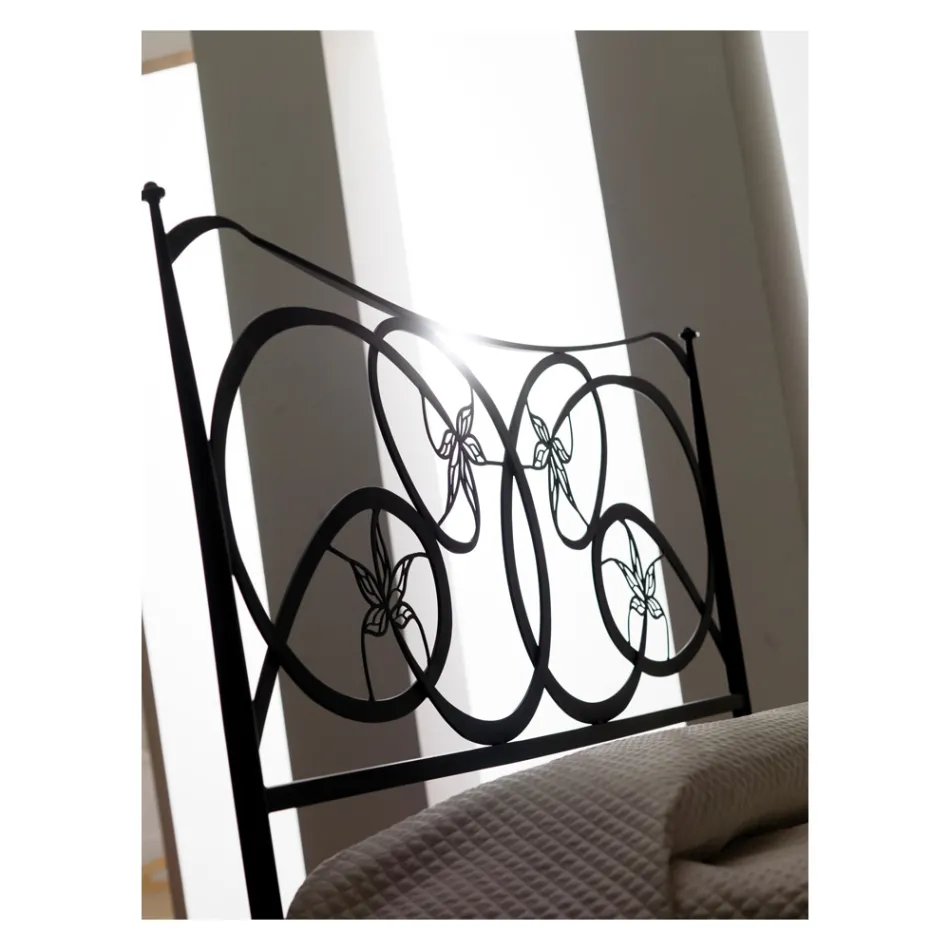 Cama de casal com estribo em diversos acabamentos Made in Italy - Natural Viadurini