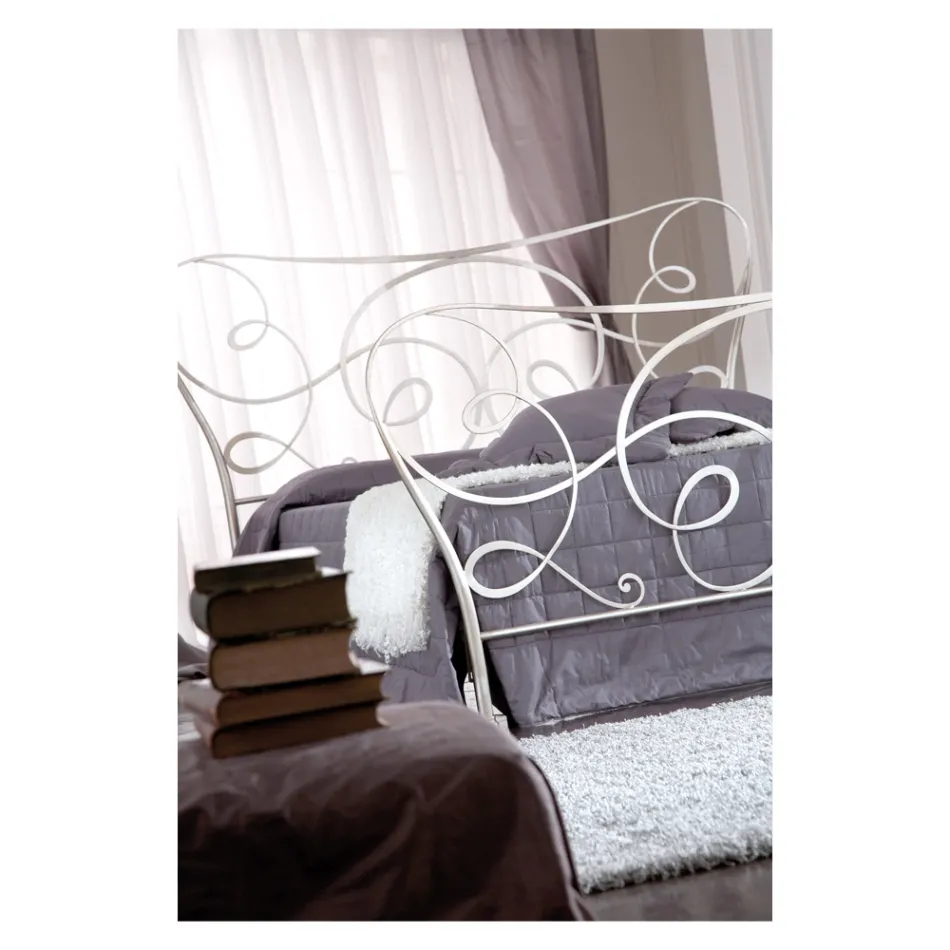 Cama de casal com estribo, colchão, travesseiros e 2 mesas de cabeceira - Lampo Viadurini