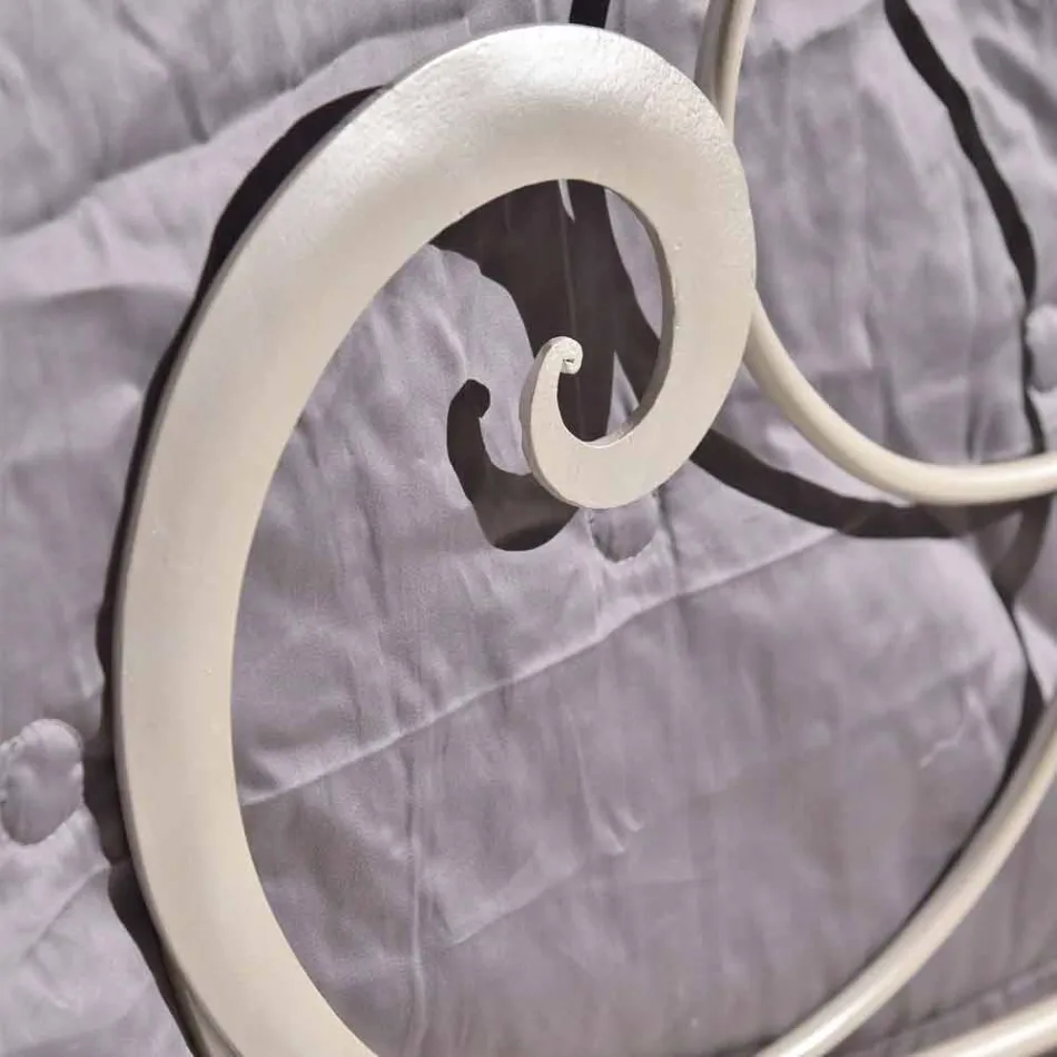 cama de casal em ferro forjado com decoração de clave de sol de Athena Viadurini