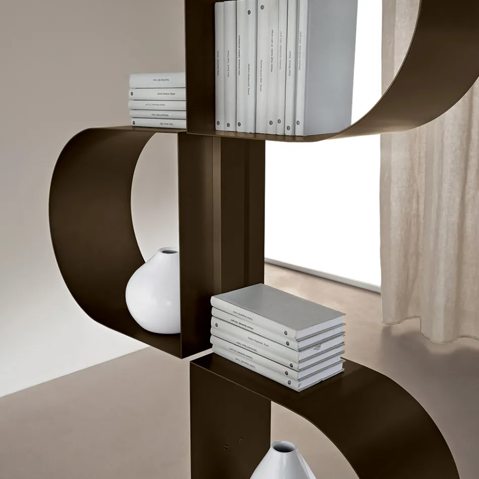 Estante vertical Fatima em metal pintado com pés ajustáveis. Viadurini