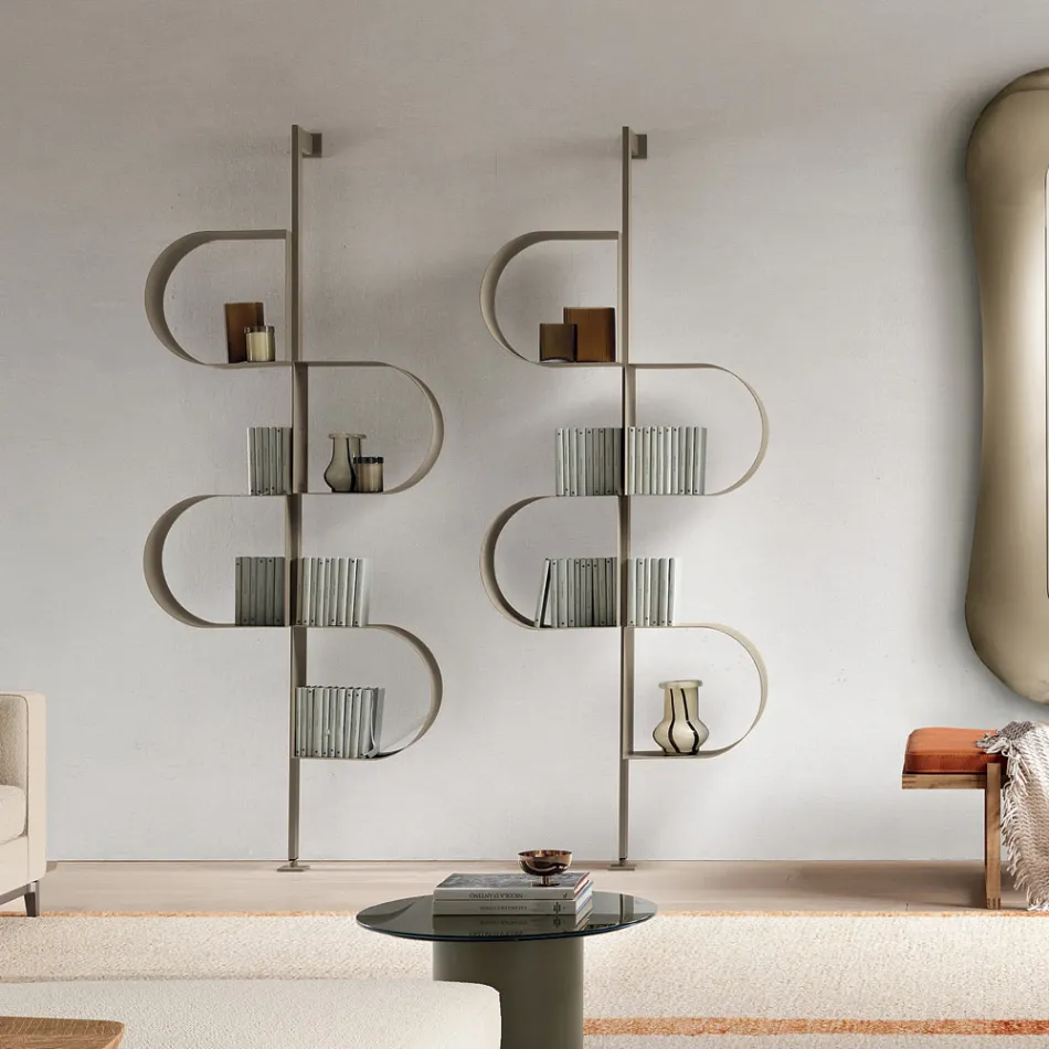 Estante vertical Fatima em metal pintado com pés ajustáveis. Viadurini