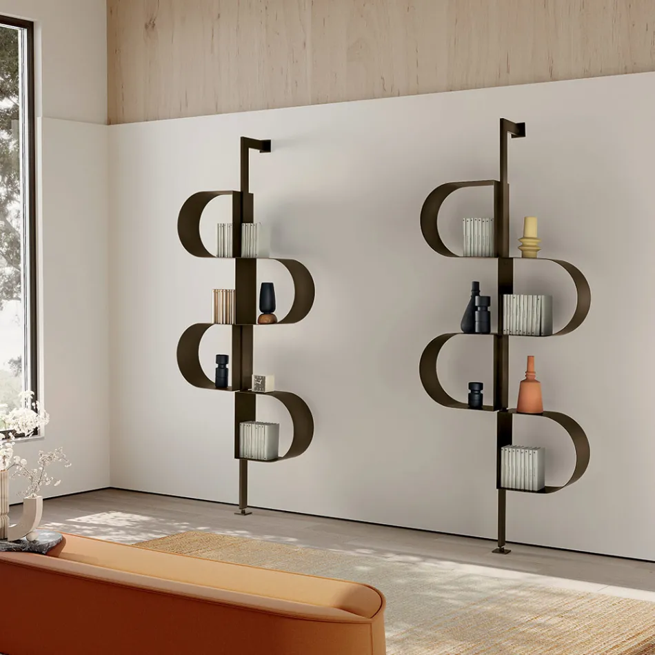 Estante vertical Fatima em metal pintado com pés ajustáveis. Viadurini