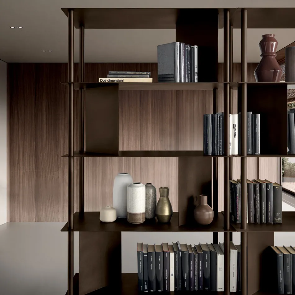 Estante vertical Filiberta em metal pintado, fabricada na Itália. Viadurini