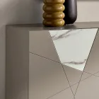 Aparador com 2 portas em MDF lacado com inserções de vidro com efeito mármore e padrão pantográfico - Danila Viadurini